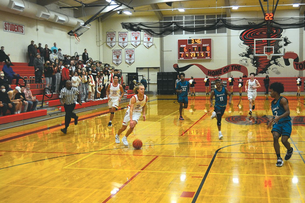 Yelm Tornado’s offense leading a fastbreak in he first quarter.