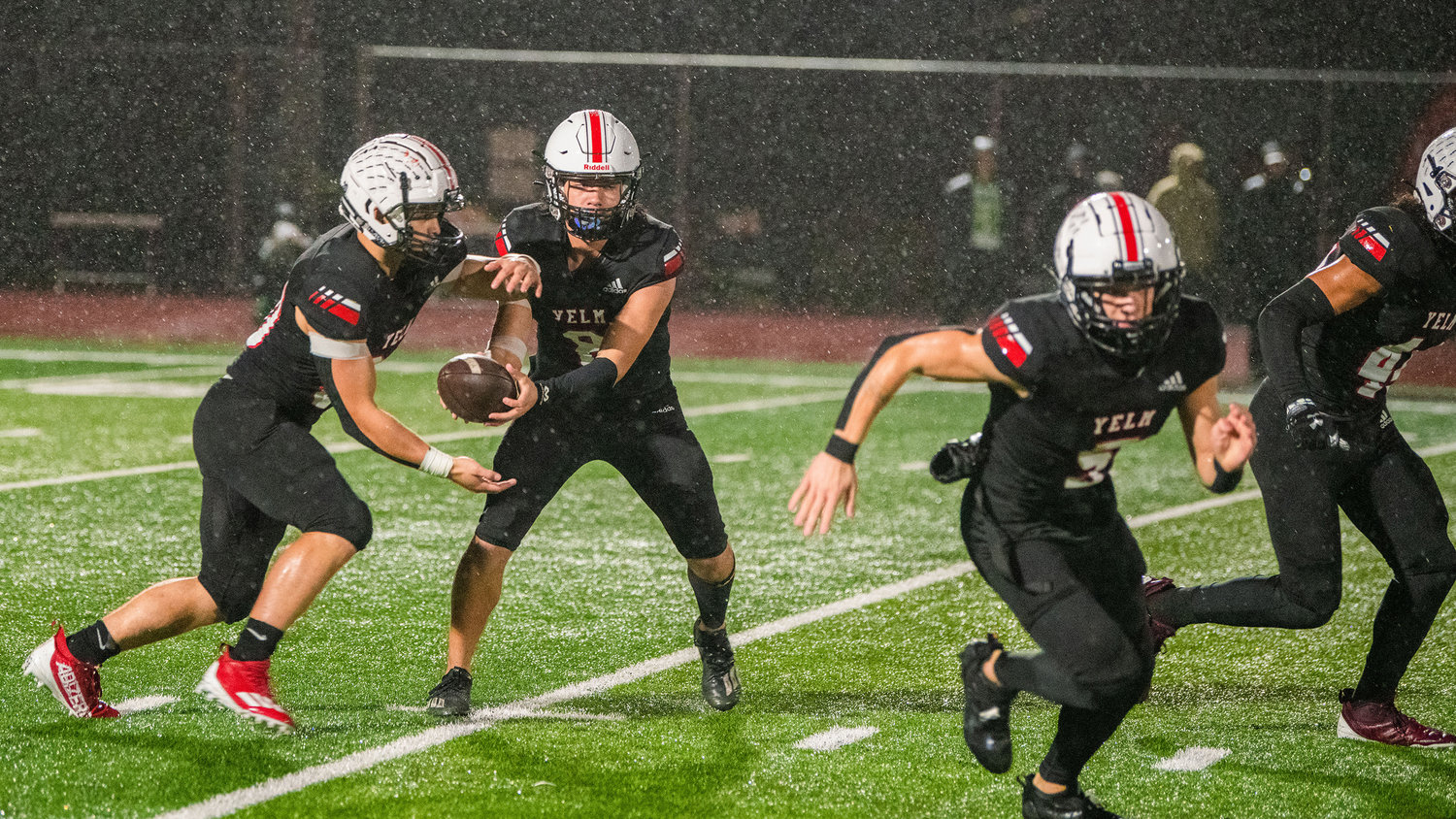 Yelm junior Damian Aalona (8) makes a handoff during a game against the Bishop Blanchet Bears.