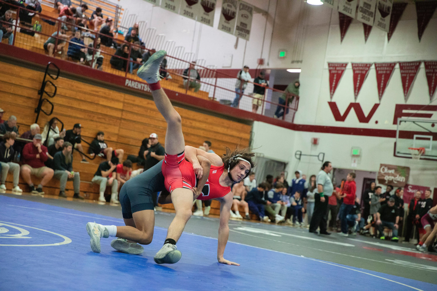 Yelm’s Wesley Thompson prepares for impact while wrestling at 113 in Chehalis Saturday night during the Bearcat Invitational.