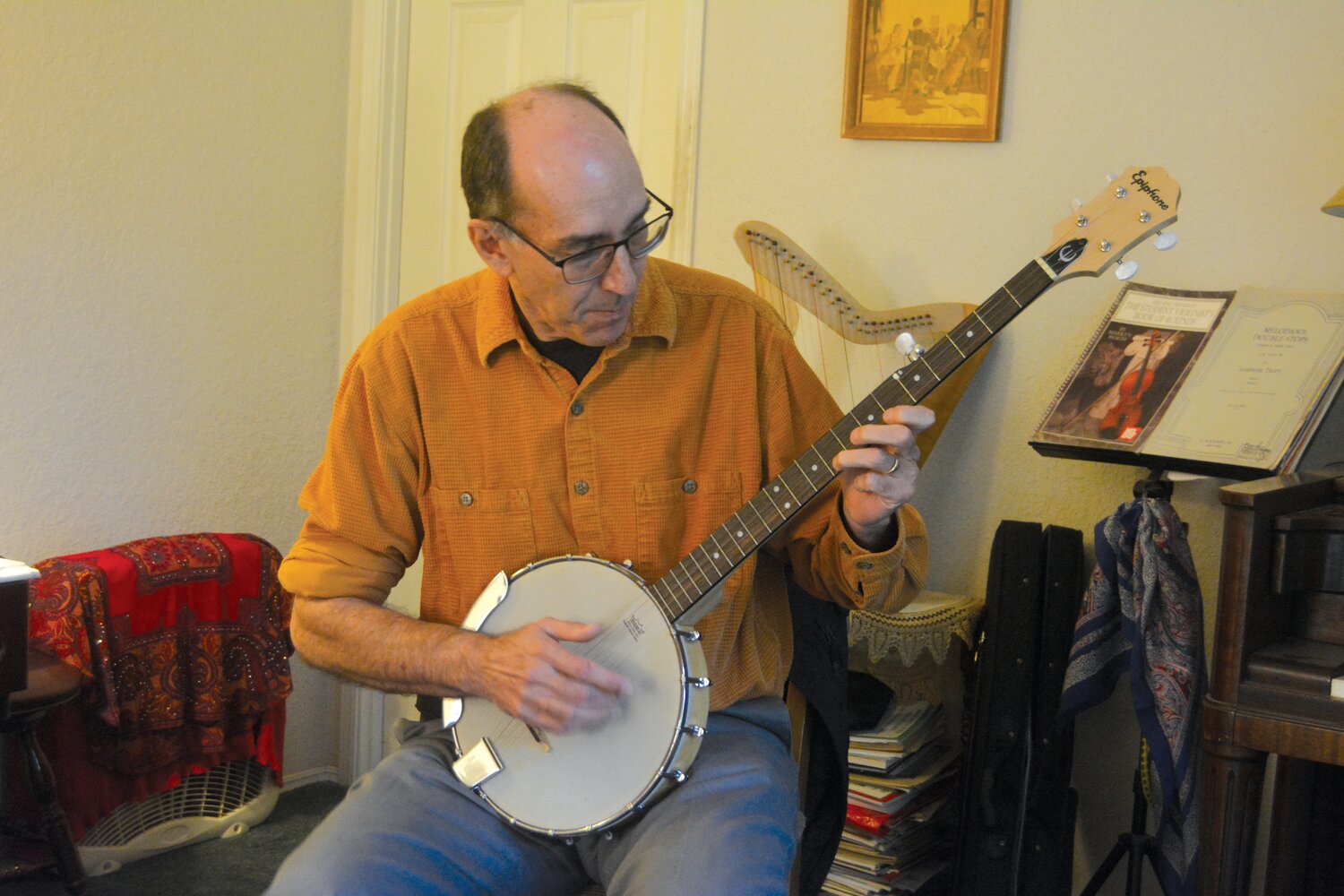 Marco Deavila strums the banjo on Oct. 24.
